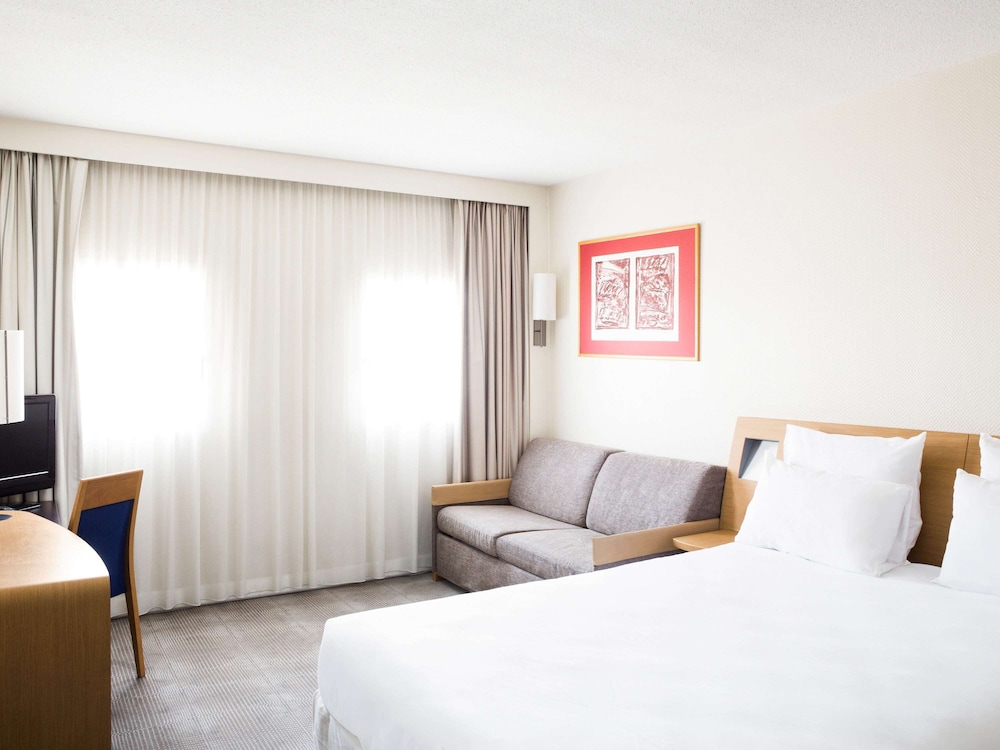 Habitación Superior con 1 cama doble y un sofá cama del hotel Novotel Birmingham Centre. Foto 6
