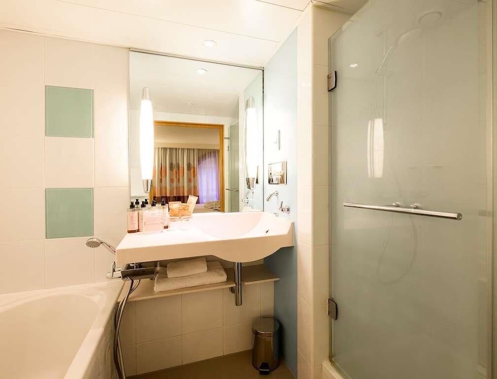 Habitación Superior con 1 cama doble y un sofá cama del hotel Novotel Birmingham Centre. Foto 11
