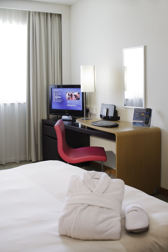 Habitación Ejecutiva con 1 cama Queen y un sofá cama del hotel Novotel Birmingham Centre. Foto 3
