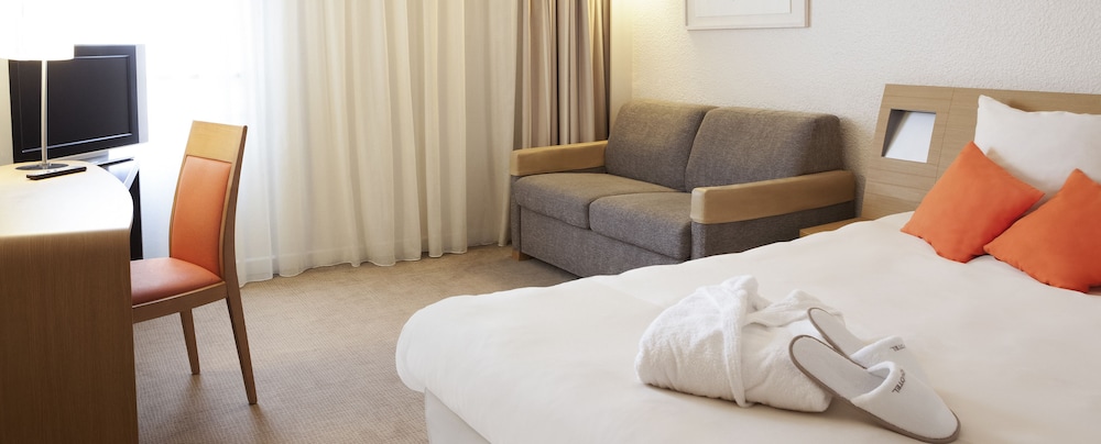 Habitación Ejecutiva con 1 cama Queen y un sofá cama del hotel Novotel Birmingham Centre. Foto 4