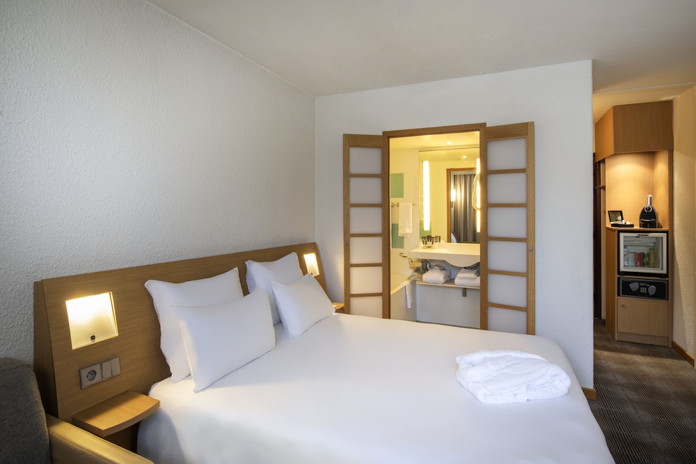 Habitación Ejecutiva con 1 cama Queen y un sofá cama del hotel Novotel Birmingham Centre. Foto 5