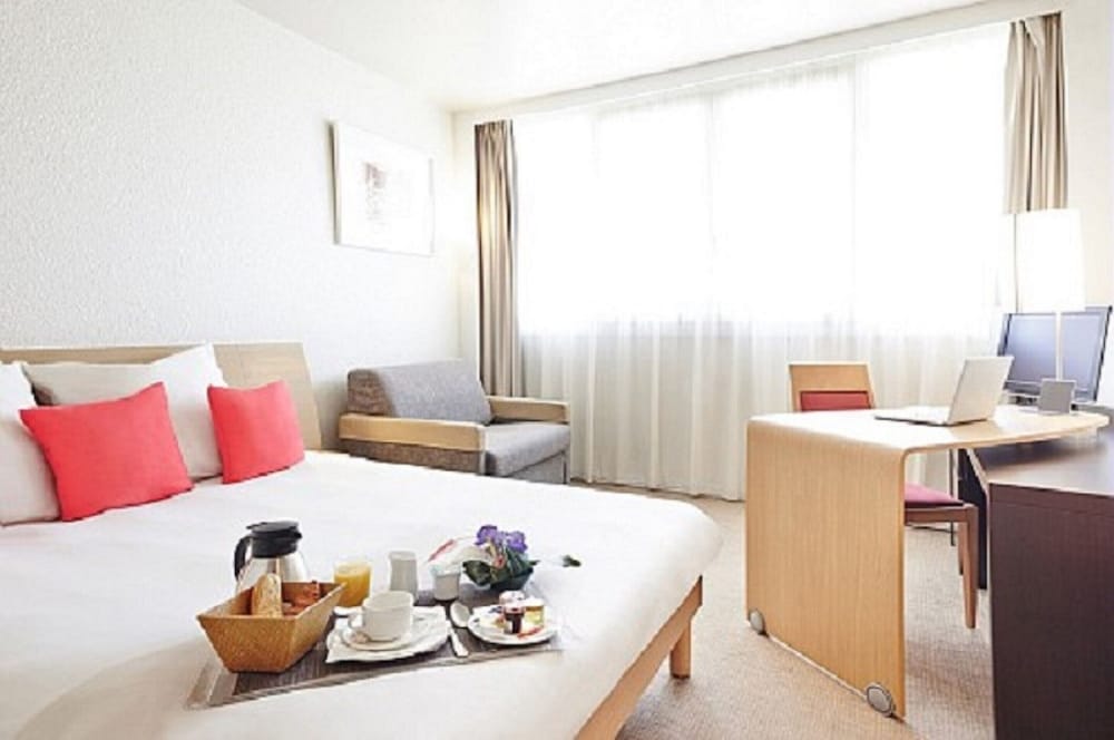 Habitación Ejecutiva con 1 cama Queen y un sofá cama del hotel Novotel Birmingham Centre. Foto 7