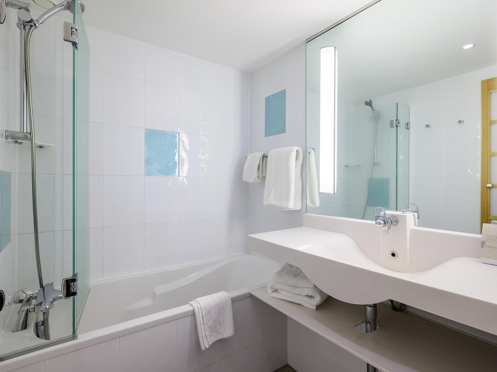 Habitación Ejecutiva con 1 cama Queen y un sofá cama del hotel Novotel Birmingham Centre. Foto 9