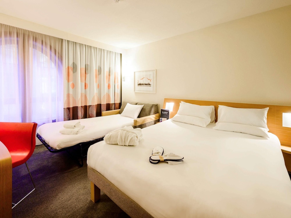 Habitación Ejecutiva con 1 cama Queen y un sofá cama del hotel Novotel Birmingham Centre. Foto 12