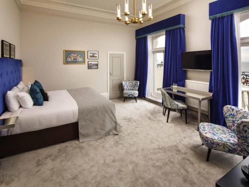 Habitación Doble Privilège con balcón y vistas al mar del hotel Mercure Brighton Seafront