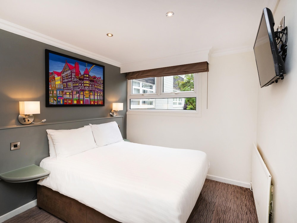 Habitación compacta con una cama doble del hotel Mercure Chester Abbots Well