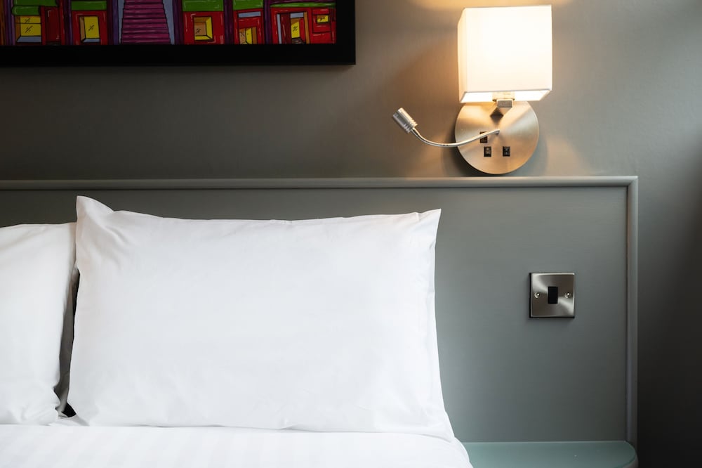 Habitación compacta con una cama doble del hotel Mercure Chester Abbots Well. Foto 1