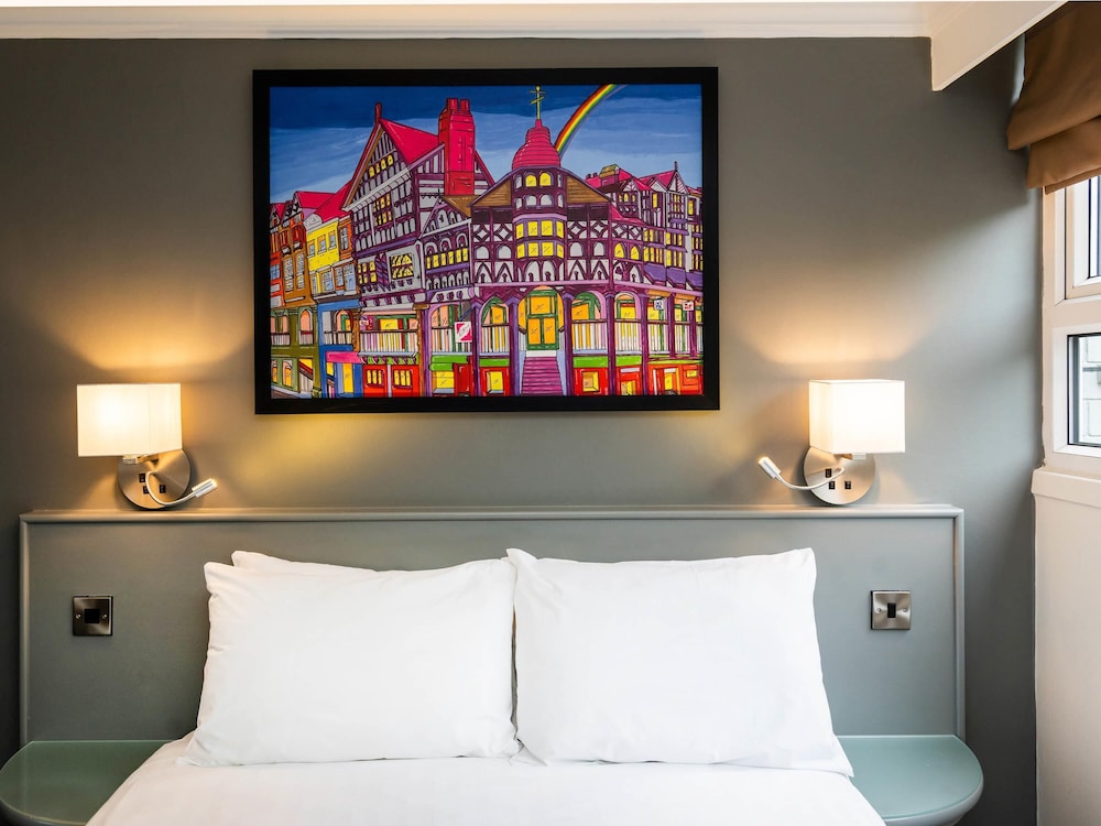 Habitación compacta con una cama doble del hotel Mercure Chester Abbots Well. Foto 2