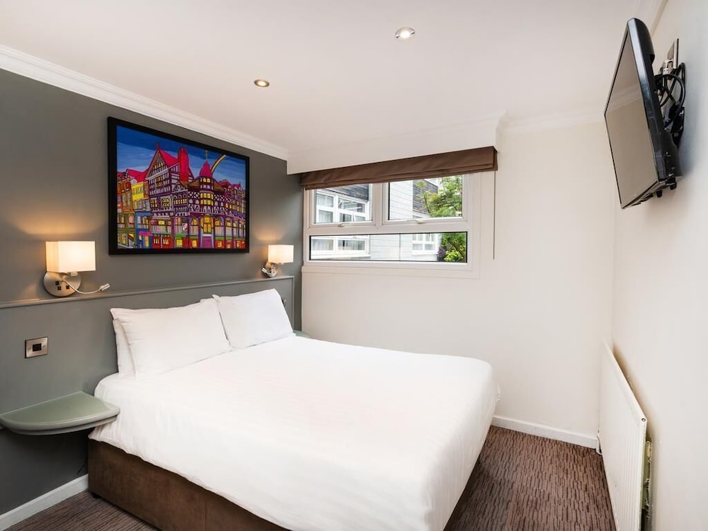Habitación compacta con una cama doble del hotel Mercure Chester Abbots Well. Foto 3