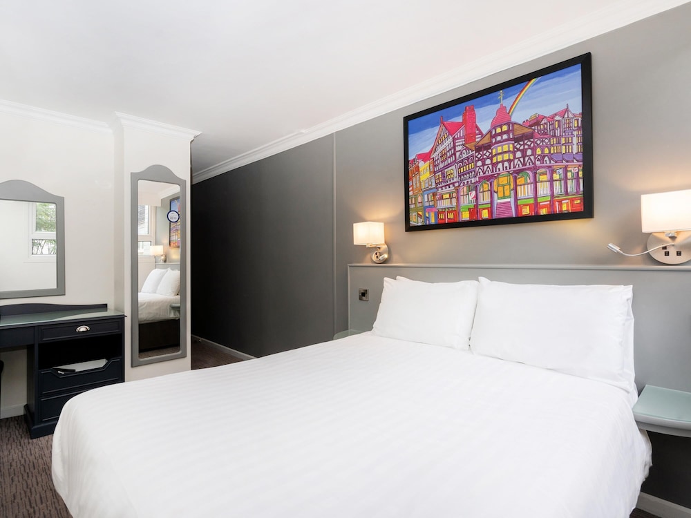Habitación compacta con una cama doble del hotel Mercure Chester Abbots Well. Foto 4