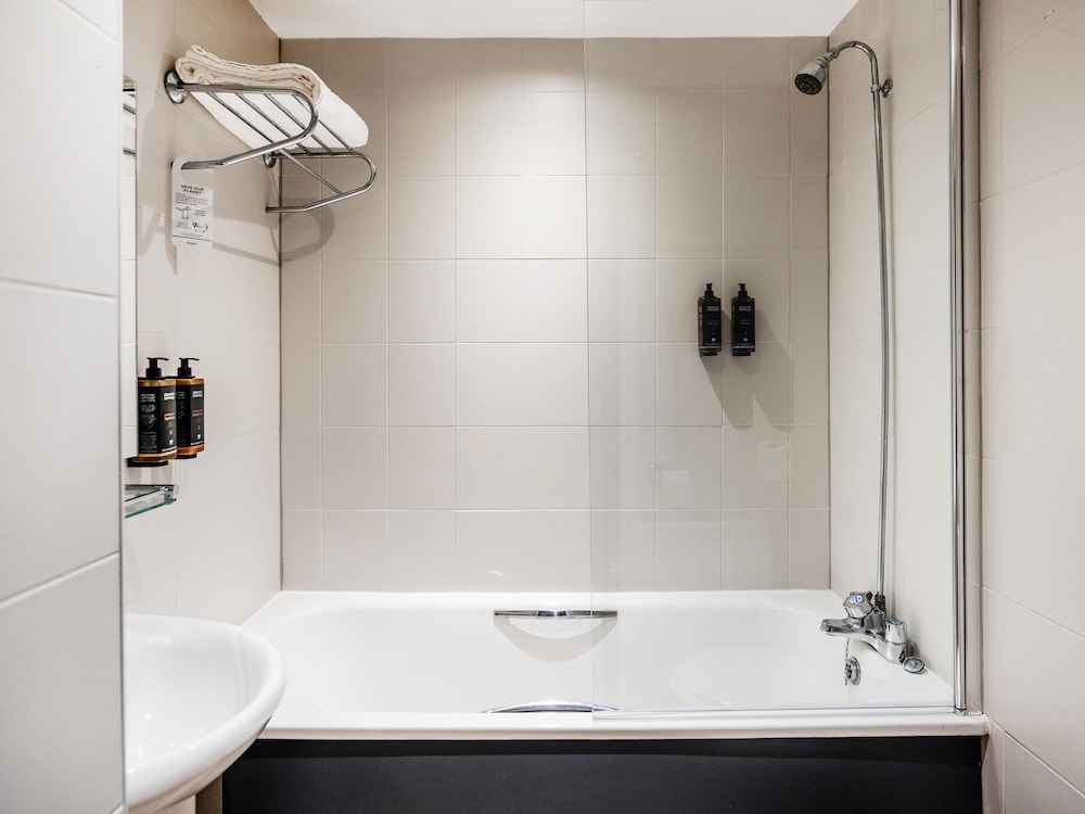 Habitación compacta con una cama doble del hotel Mercure Chester Abbots Well. Foto 5