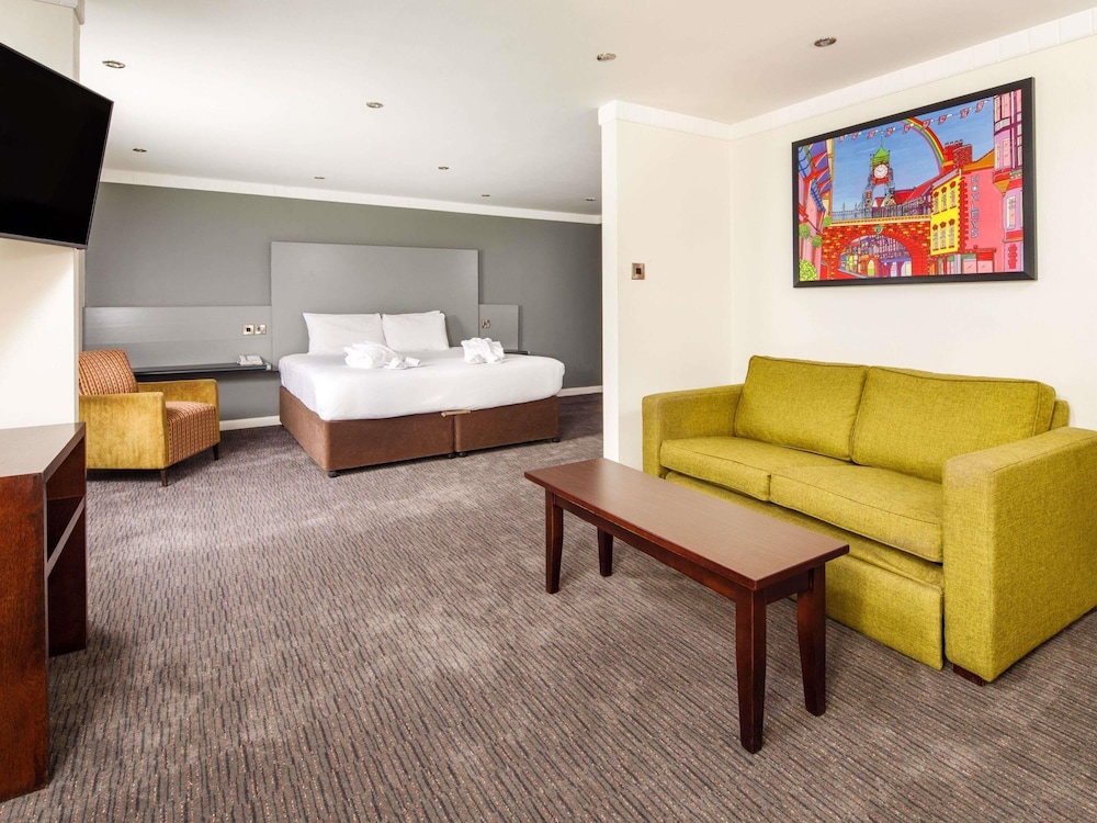 Suite superior con 1 cama doble del hotel Mercure Chester Abbots Well. Foto 1