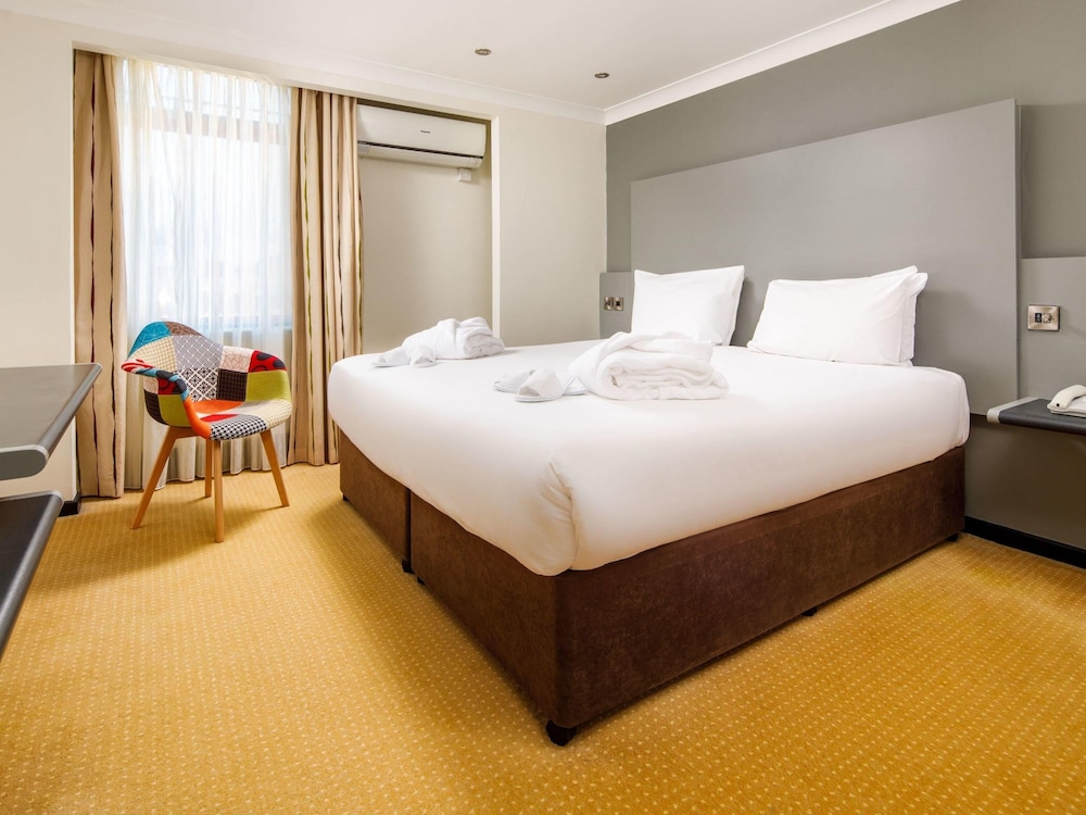 Suite superior con 1 cama doble del hotel Mercure Chester Abbots Well. Foto 2