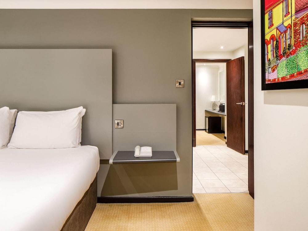 Suite superior con 1 cama doble del hotel Mercure Chester Abbots Well. Foto 3