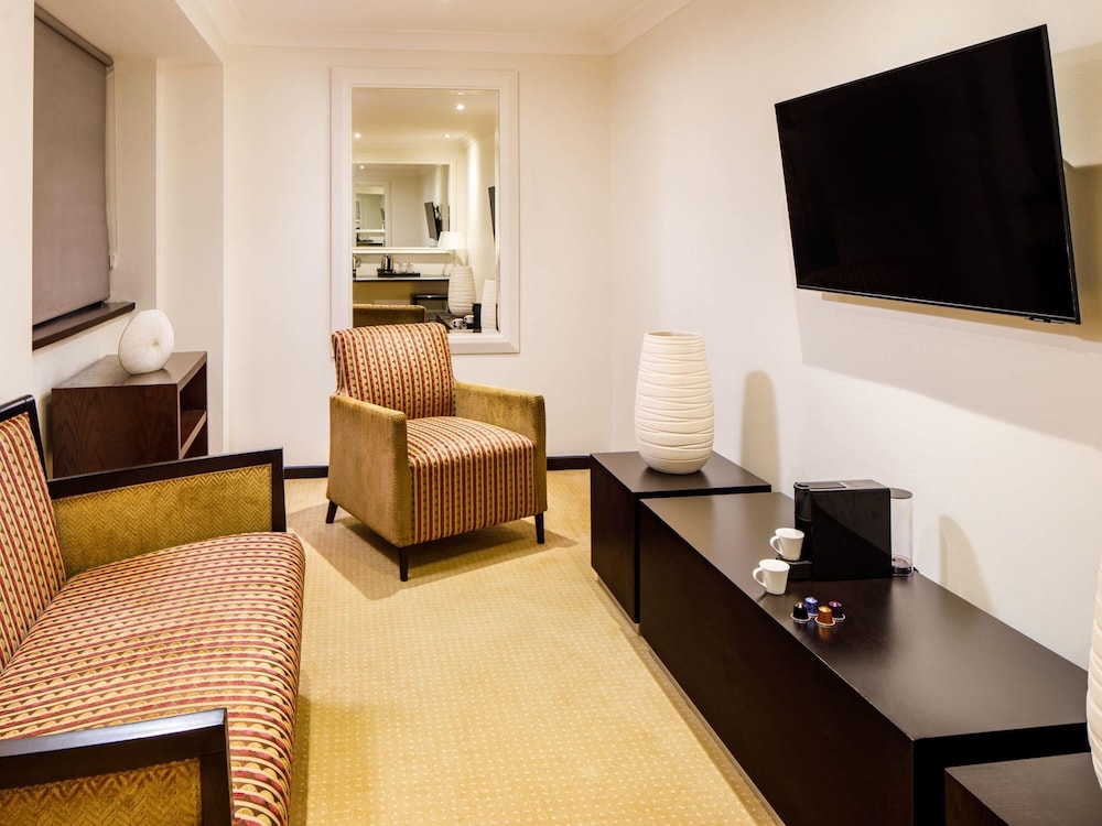 Suite superior con 1 cama doble del hotel Mercure Chester Abbots Well. Foto 4