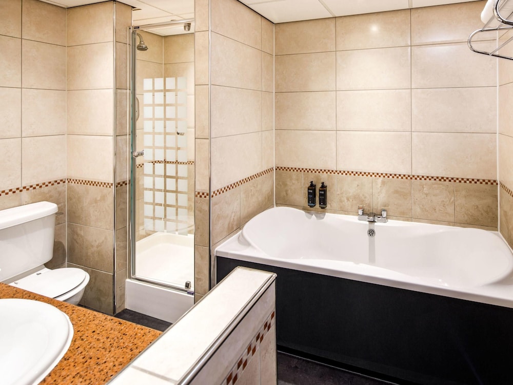 Suite superior con 1 cama doble del hotel Mercure Chester Abbots Well. Foto 5
