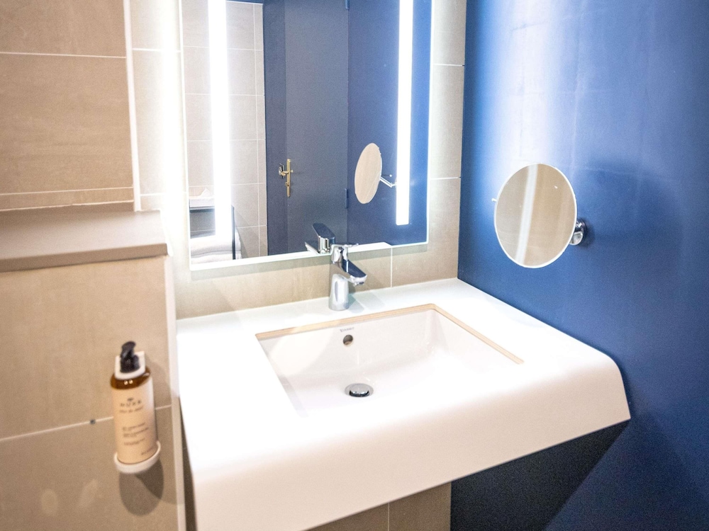 Habitación Estándar con 1 cama king - size del hotel Mercure Rochefort La Corderie Royale. Foto 4