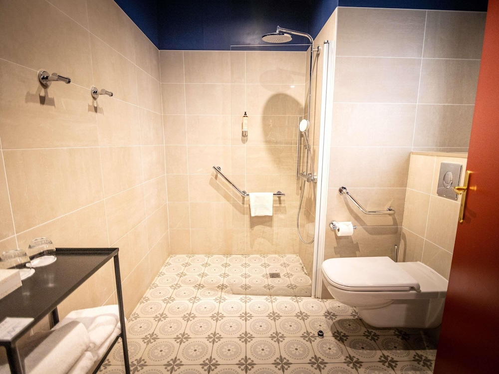 Habitación Estándar con 1 cama king - size del hotel Mercure Rochefort La Corderie Royale. Foto 5