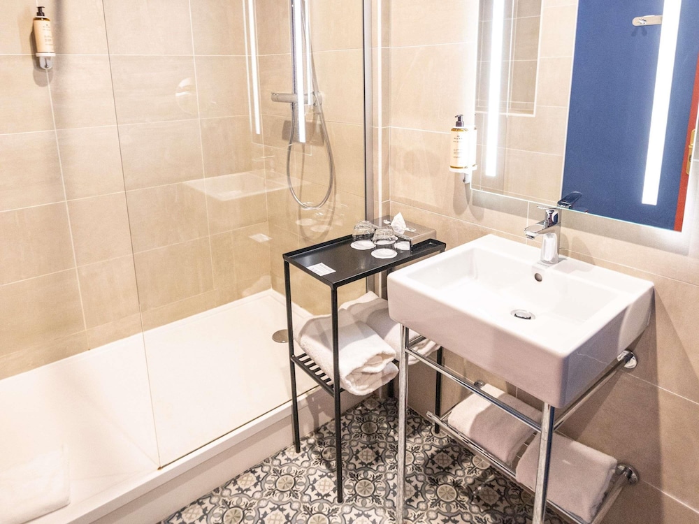 Habitación estándar con camas individuales del hotel Mercure Rochefort La Corderie Royale. Foto 1