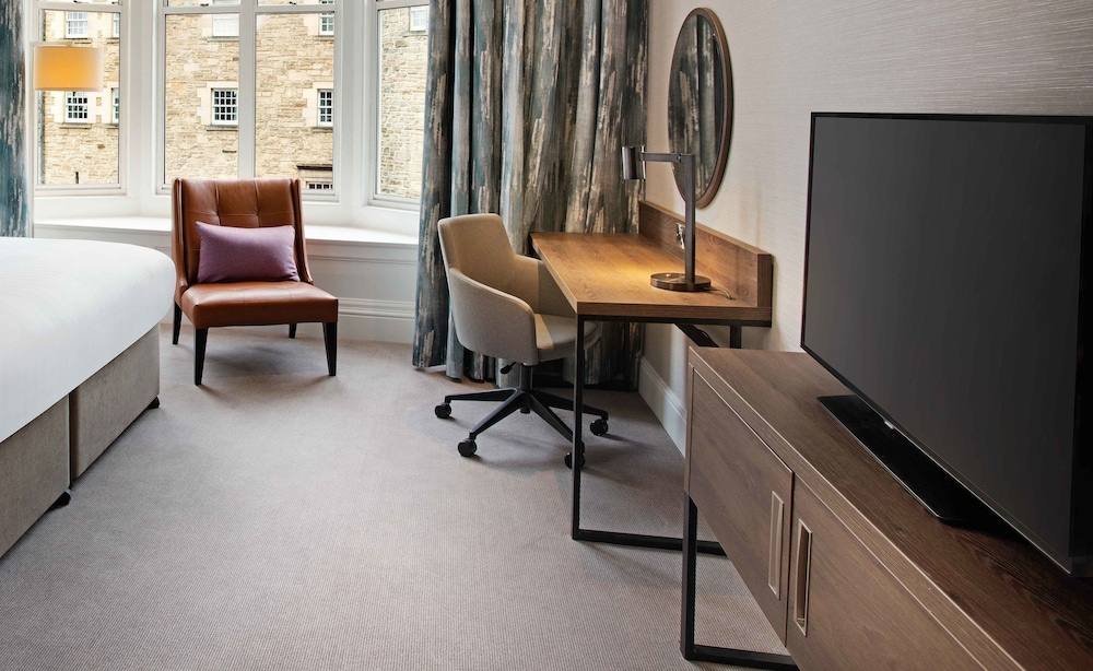 Habitación Deluxe, 1 cama de matrimonio grande del hotel Hilton Edinburgh Carlton. Foto 4