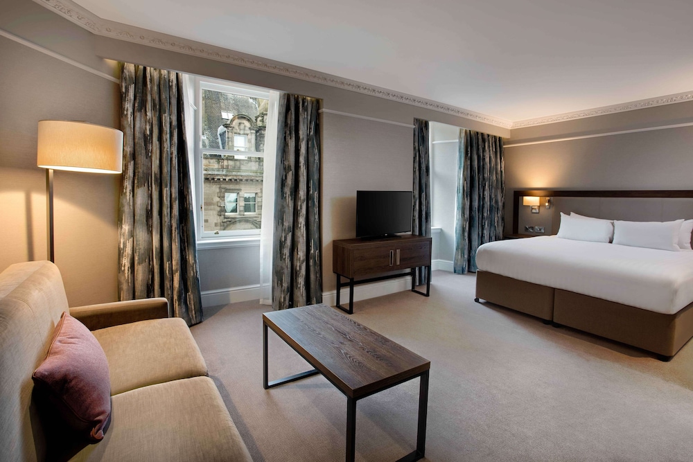 Habitación ejecutiva, 1 cama de matrimonio grande, Acceso al salón del club del hotel Hilton Edinburgh Carlton