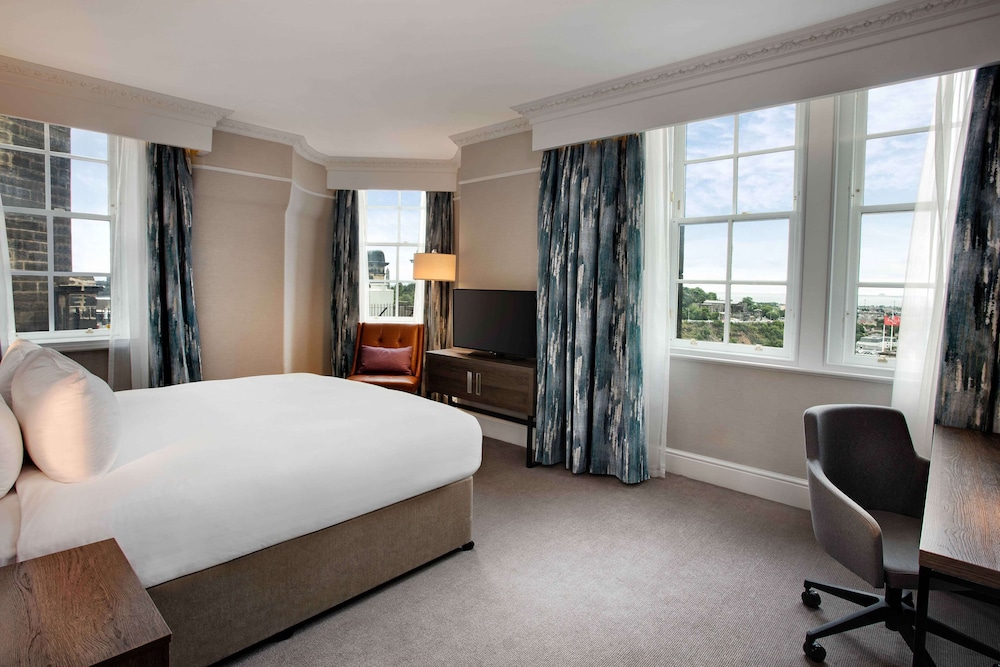 Habitación ejecutiva, 1 cama de matrimonio grande, Acceso al salón del club del hotel Hilton Edinburgh Carlton. Foto 3