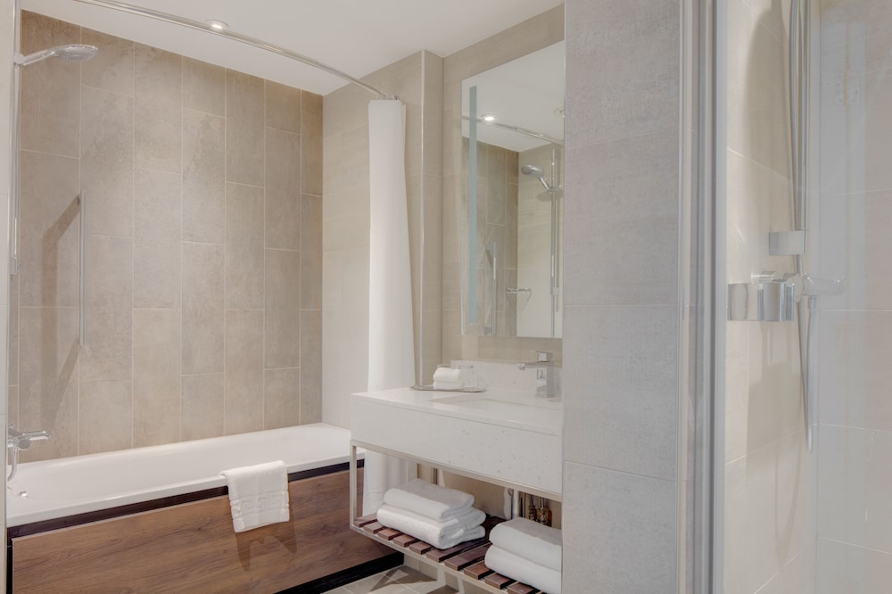 Habitación ejecutiva, 1 cama de matrimonio grande, Acceso al salón del club del hotel Hilton Edinburgh Carlton. Foto 4