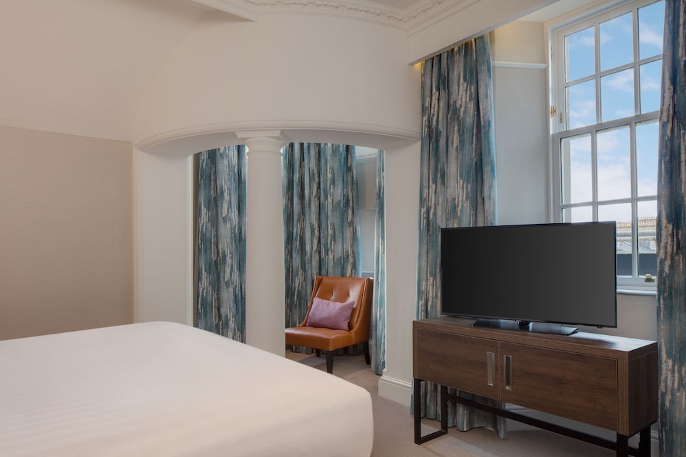 Habitación ejecutiva, 1 cama de matrimonio, Acceso al salón del club del hotel Hilton Edinburgh Carlton. Foto 3