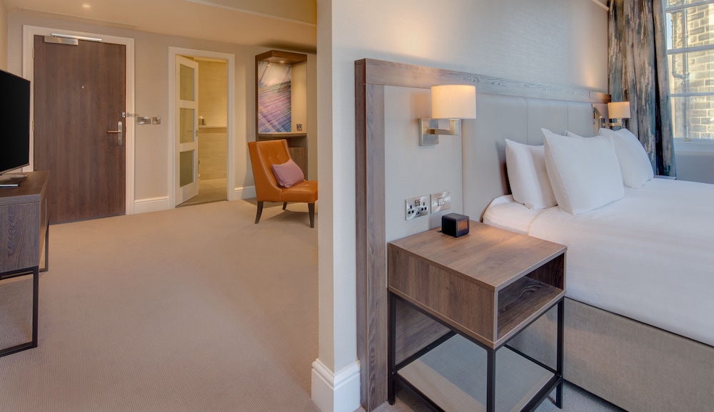 Suite junior, 1 cama de matrimonio grande (Lounge Access) del hotel Hilton Edinburgh Carlton. Foto 2