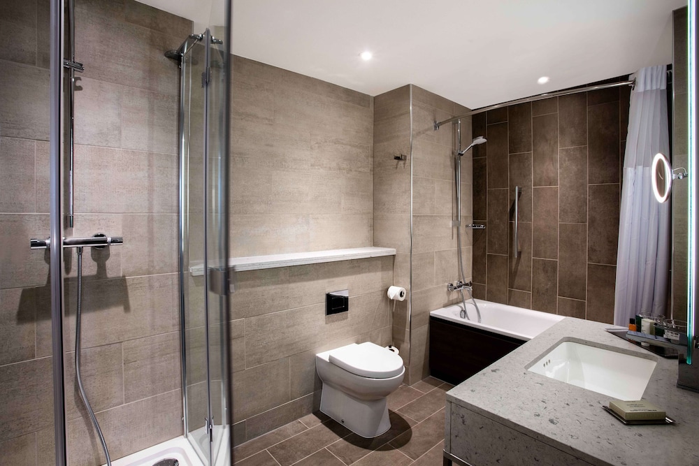 Suite junior, 1 cama de matrimonio grande (Lounge Access) del hotel Hilton Edinburgh Carlton. Foto 3