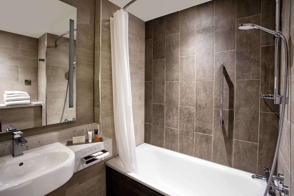 Suite junior, 1 cama de matrimonio grande (Lounge Access) del hotel Hilton Edinburgh Carlton. Foto 4