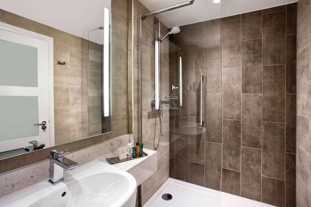 Habitación, 1 cama de matrimonio grande, accesible para personas con discapacidad del hotel Hilton Edinburgh Carlton. Foto 4