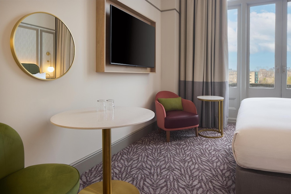 Habitación, 1 cama de matrimonio grande del hotel Hilton Edinburgh Carlton. Foto 5
