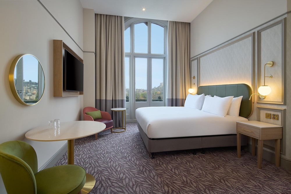 Habitación, 1 cama de matrimonio grande del hotel Hilton Edinburgh Carlton. Foto 6