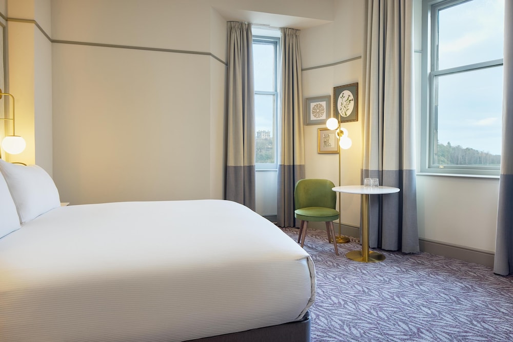Habitación, 1 cama de matrimonio grande del hotel Hilton Edinburgh Carlton. Foto 8
