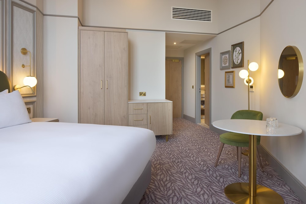 Habitación, 1 cama de matrimonio grande del hotel Hilton Edinburgh Carlton. Foto 10