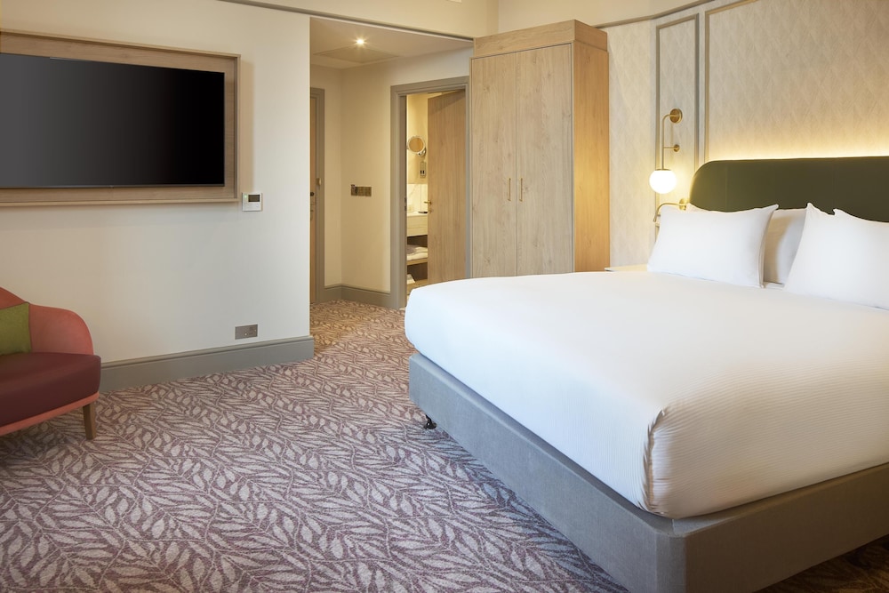 Habitación, 1 cama de matrimonio grande del hotel Hilton Edinburgh Carlton. Foto 11