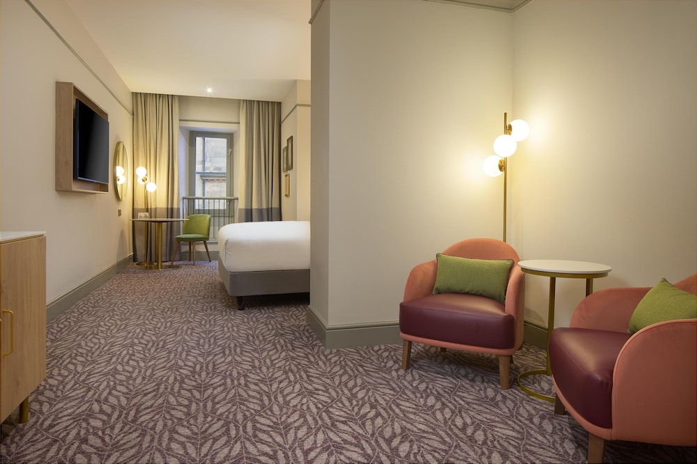 Habitación ejecutiva, 1 cama de matrimonio grande, Acceso al salón del club del hotel Hilton Edinburgh Carlton. Foto 5