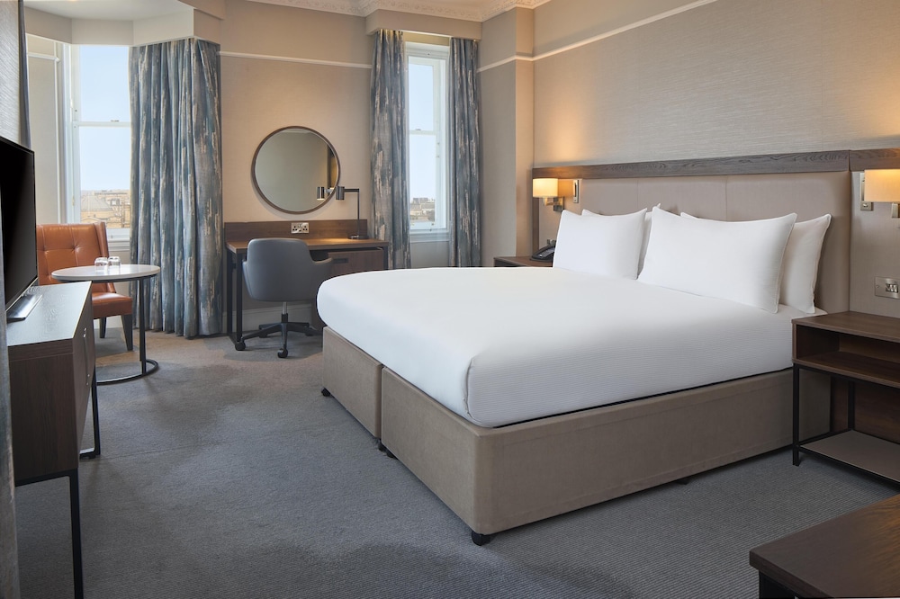 Habitación ejecutiva, 1 cama de matrimonio grande, Acceso al salón del club del hotel Hilton Edinburgh Carlton. Foto 6