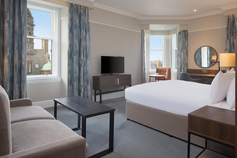 Habitación ejecutiva, 1 cama de matrimonio grande, Acceso al salón del club del hotel Hilton Edinburgh Carlton. Foto 7