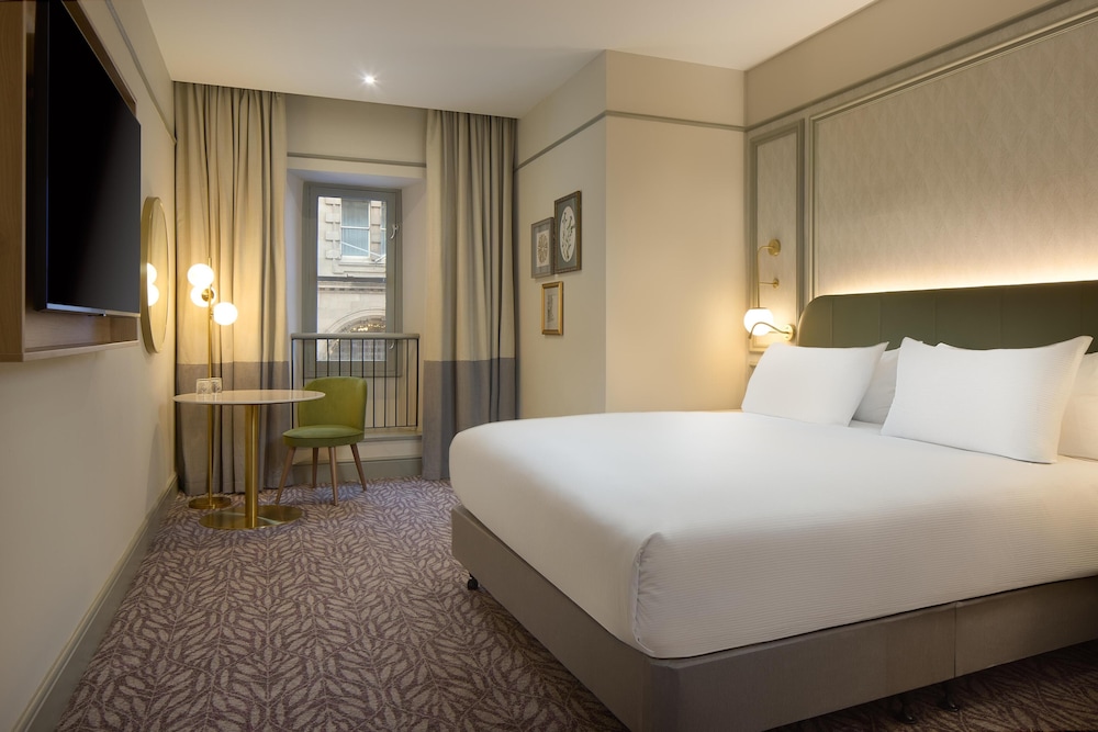 Habitación ejecutiva, 1 cama de matrimonio grande, Acceso al salón del club del hotel Hilton Edinburgh Carlton. Foto 8