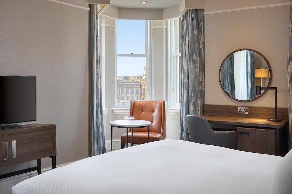 Habitación ejecutiva, 1 cama de matrimonio grande, Acceso al salón del club del hotel Hilton Edinburgh Carlton. Foto 9