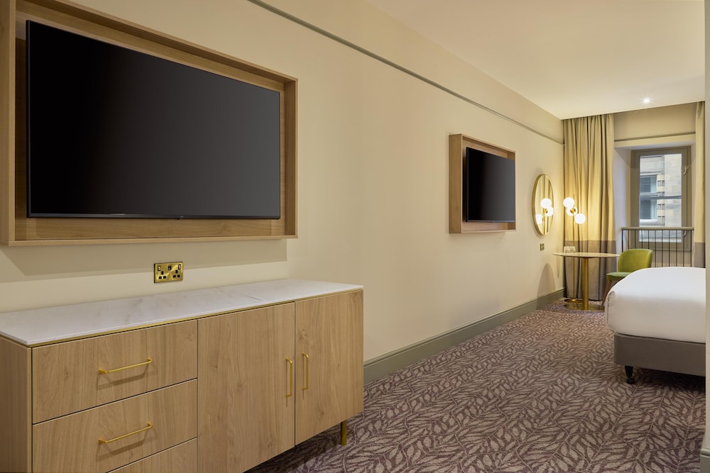 Habitación ejecutiva, 1 cama de matrimonio grande, Acceso al salón del club del hotel Hilton Edinburgh Carlton. Foto 10