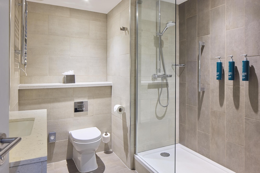Habitación ejecutiva, 1 cama de matrimonio grande, Acceso al salón del club del hotel Hilton Edinburgh Carlton. Foto 14