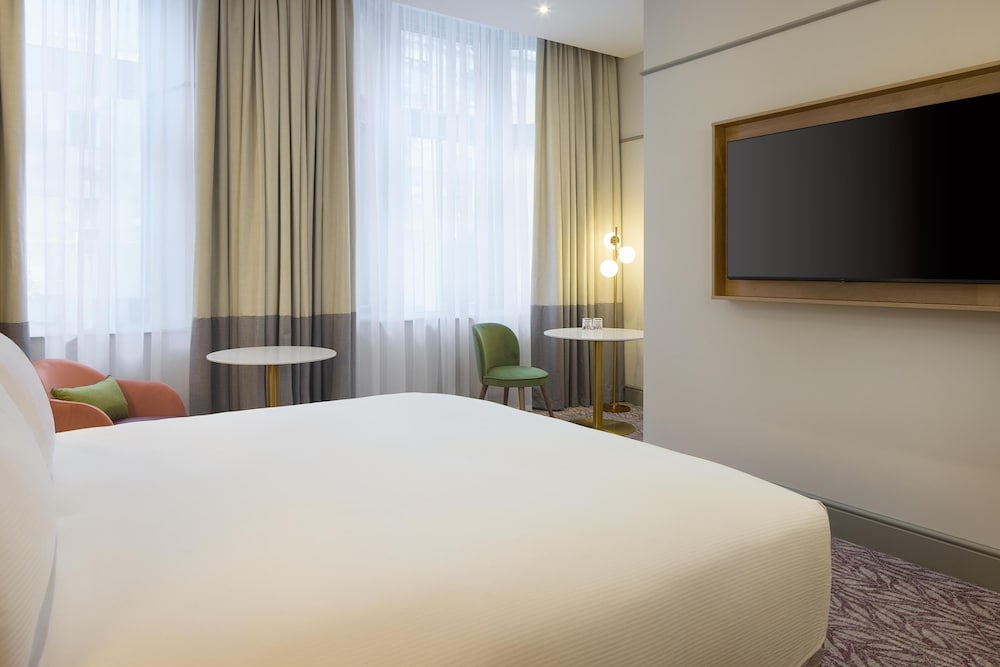 Suite junior, 1 cama de matrimonio grande (Lounge Access) del hotel Hilton Edinburgh Carlton. Foto 8
