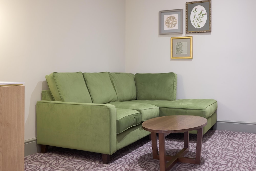 Suite junior, 1 cama de matrimonio grande (Lounge Access) del hotel Hilton Edinburgh Carlton. Foto 9