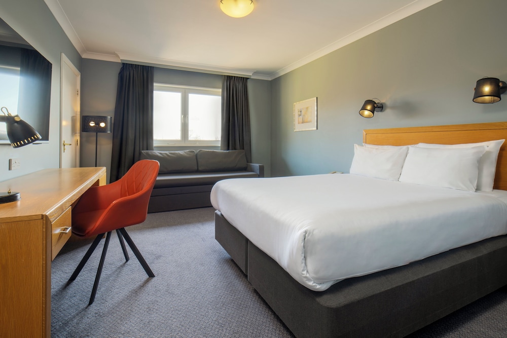 Habitación estándar, varias camas del hotel Holiday Inn Edinburgh Zoo by IHG. Foto 1