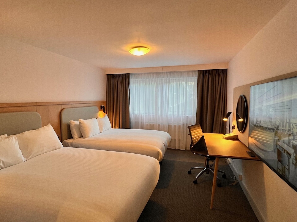 Habitación estándar, 2 camas dobles del hotel Holiday Inn Edinburgh Zoo by IHG. Foto 1