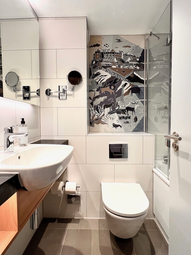 Habitación estándar, 2 camas dobles del hotel Holiday Inn Edinburgh Zoo by IHG. Foto 3