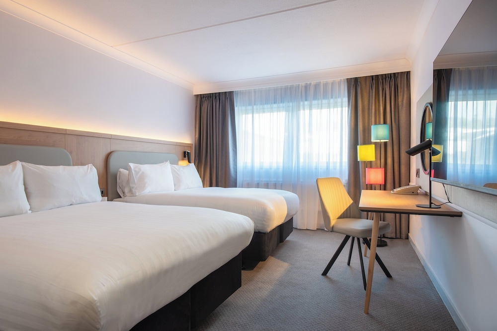 Habitación estándar, 2 camas dobles del hotel Holiday Inn Edinburgh Zoo by IHG. Foto 4